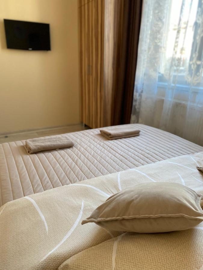 Opera House Apartment Leopoli Esterno foto